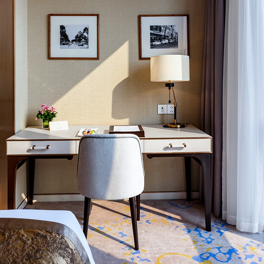 &ldquo;Những bức ảnh xưa cũ, được ph&oacute;ng to, treo ở sảnh lớn những nơi sang trọng nhất t&ocirc;i đ&atilde; từng thấy nhiều ở kh&aacute;ch sạn, nh&agrave; h&agrave;ng khắp Việt Nam. Nhưng tập hợp những bức h&igrave;nh xưa cũ ấy lại th&agrave;nh một c&acirc;u chuyện d&agrave;i về lịch sự, đặt trang trọng trong khung k&iacute;nh, treo trong từng ph&ograve;ng kh&aacute;ch sạn sang trọng bậc nhất th&igrave; đ&acirc;y l&agrave; lần đầu ti&ecirc;n t&ocirc;i được thấy&rdquo; &ndash; nh&agrave; sưu tầm P.V.T chia sẻ.