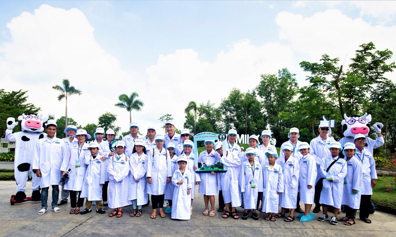 C&aacute;c thầy c&ocirc;, phụ huynh v&agrave; c&aacute;c em học sinh chụp h&igrave;nh lưu niệm tại trang trại b&ograve; sữa Vinamilk T&acirc;y Ninh &ndash; nơi cung cấp nguồn sữa để sản xuất n&ecirc;n những hộp sữa học đường thơm ngon cho c&aacute;c em học sinh ở nhiều tỉnh th&agrave;nh.