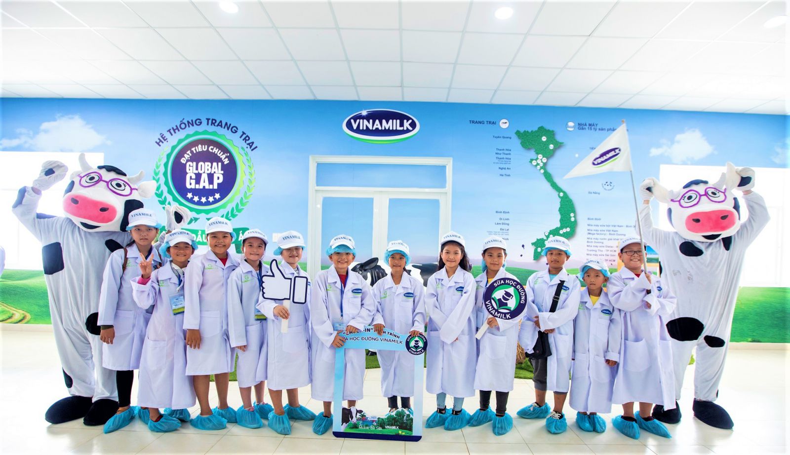 Học sinh được nhận v&agrave; thụ hưởng từng hộp sữa học đường tươi ngon nhưng &iacute;t ai biết để c&oacute; được sản phẩm sữa tươi đảm bảo chất lượng n&agrave;y l&agrave; một c&ocirc;ng nghệ sản xuất ti&ecirc;n tiến, hoạt động tr&ecirc;n một d&acirc;y chuyền tự động, kh&eacute;p k&iacute;n, từ kh&acirc;u nguy&ecirc;n liệu đầu v&agrave;o đến đầu ra sản phẩm.