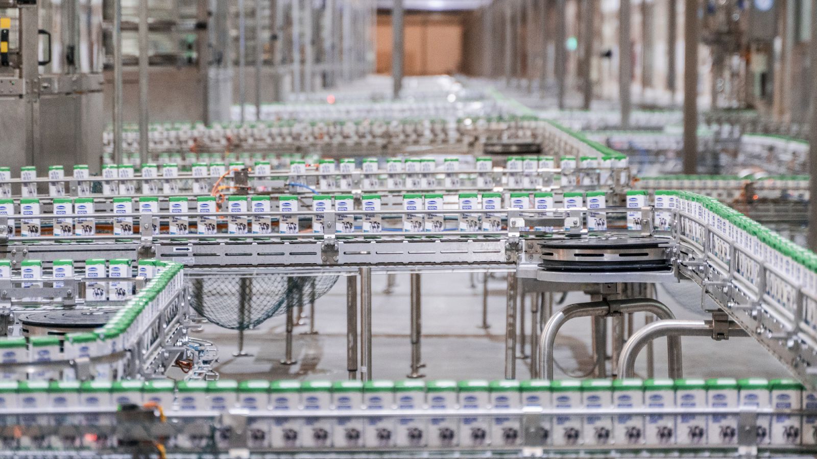 Học sinh được nhận v&agrave; thụ hưởng từng hộp sữa học đường tươi ngon nhưng &iacute;t ai biết để c&oacute; được sản phẩm sữa tươi đảm bảo chất lượng n&agrave;y l&agrave; một c&ocirc;ng nghệ sản xuất ti&ecirc;n tiến, hoạt động tr&ecirc;n một d&acirc;y chuyền tự động, kh&eacute;p k&iacute;n, từ kh&acirc;u nguy&ecirc;n liệu đầu v&agrave;o đến đầu ra sản phẩm.