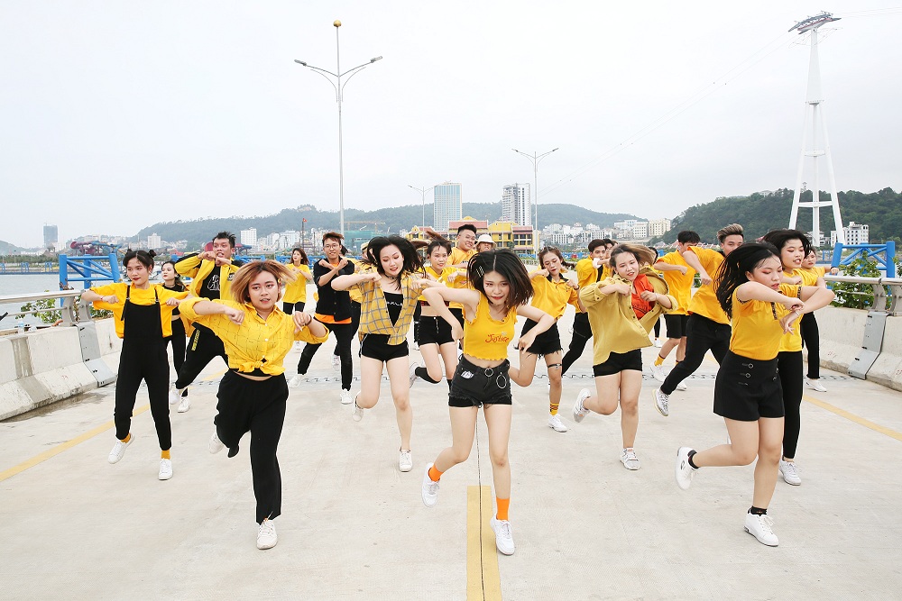 Ngo&agrave;i những giờ ph&uacute;t hăng say với Flashmob, h&agrave;nh tr&igrave;nh trải nghiệm v&ocirc; số cảnh đẹp, bầu kh&ocirc;ng kh&iacute; trong l&agrave;nh tại Sun World Halong Complex chắc chắn sẽ l&agrave; những khoảnh khắc đ&aacute;ng nhớ của tất cả c&aacute;c đội.
