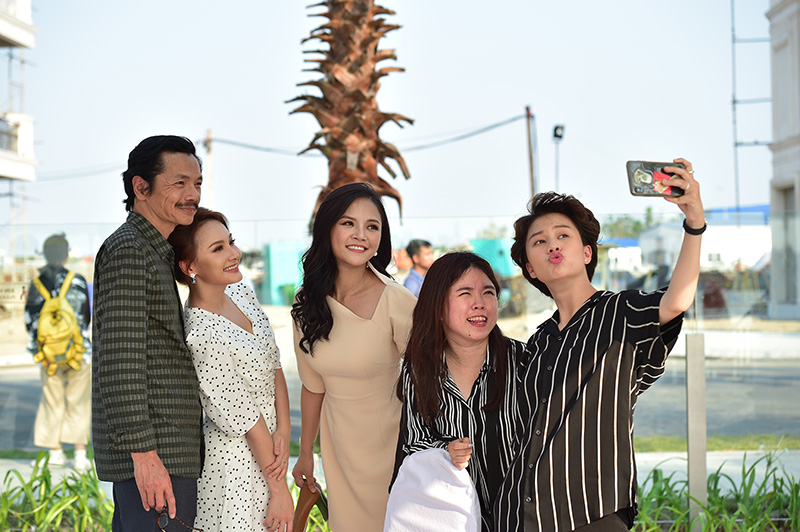 Nhiều kh&aacute;n giả tin rằng, sau nhiều biến cố trong cuộc sống, &ocirc;ng Sơn cũng đ&atilde; được an th&uacute; điền vi&ecirc;n tuổi gi&agrave; b&ecirc;n c&aacute;c con ở biệt thự biển. C&aacute;c fan của bộ phim &ldquo;đo&aacute;n gi&agrave; đo&aacute;n non&rdquo;, Thư v&agrave; Vũ (Quốc Trường) cuối c&ugrave;ng đ&atilde; về chung một nh&agrave; &ndash; c&aacute;i kết đẹp với đ&ocirc;i trai g&aacute;i c&aacute; t&iacute;nh, v&agrave; căn biệt thự ven biển l&agrave; m&oacute;n qu&agrave; m&agrave; thiếu gia n&agrave;y d&agrave;nh tặng gia đ&igrave;nh nh&agrave; vợ.