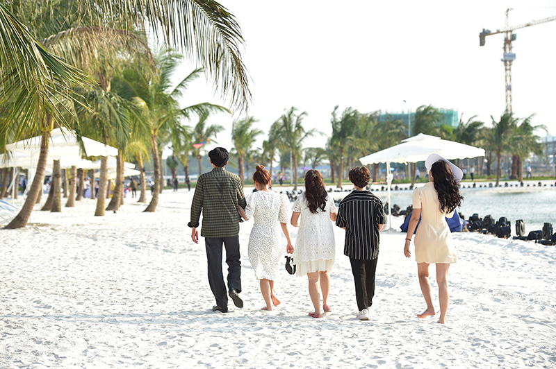 &ldquo;Về nh&agrave; đi con&rdquo; d&agrave;i 82 tập, do nghệ sĩ Danh Dũng đạo diễn. Phim đ&atilde; l&agrave;m được 40 tập, c&aacute;c tập c&ograve;n lại tiếp tục được quay v&agrave; ho&agrave;n thiện trong thời gian ph&aacute;t s&oacute;ng. Với sự xuất hiện của d&agrave;n diễn vi&ecirc;n ch&iacute;nh tại đ&acirc;y, nhiều fan cũng dự đo&aacute;n Vinhomes Ocean Park sẽ trở th&agrave;nh một trong những bối cảnh của bộ phim đang rất hot n&agrave;y.