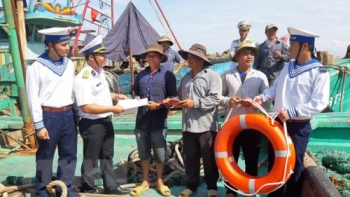 Hải quân Việt Nam - Điểm tựa cho ngư dân vươn khơi, bám biển