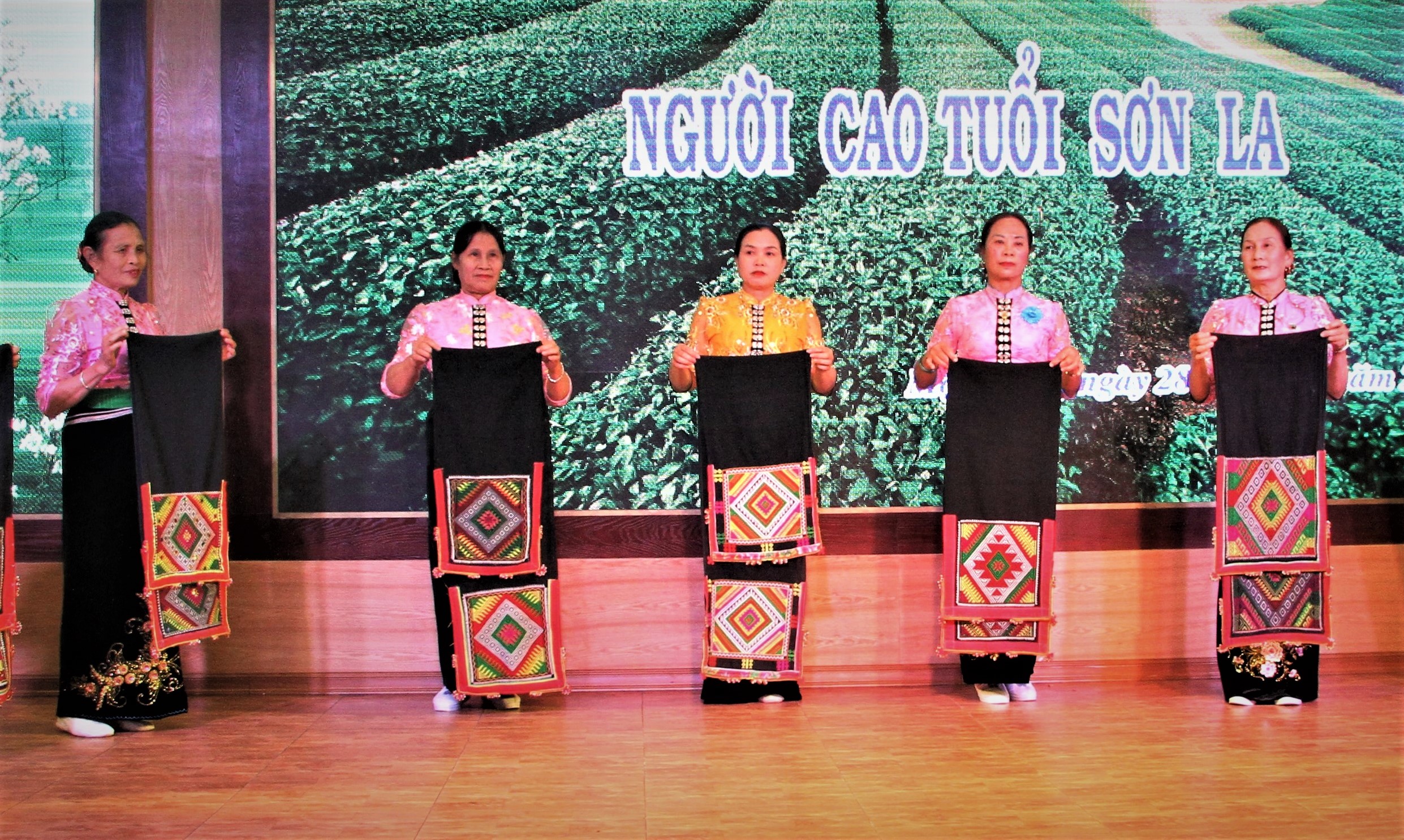 Tiết mục văn nghệ của NCT tỉnh Sơn La