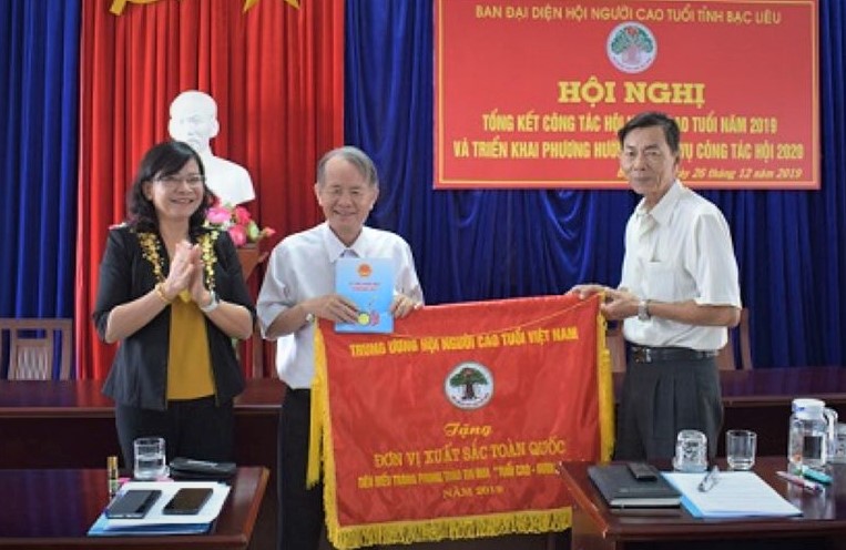 L&atilde;nh đạo UBND tỉnh khen thưởng Hội NCT tỉnh. Ảnh IT