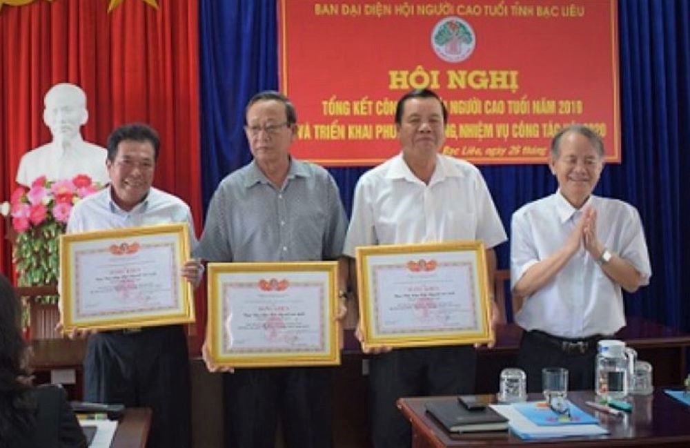 Hội NCT tỉnh Bạc Li&ecirc;u khen thưởng c&aacute;c tập thể, c&aacute; nh&acirc;n xuất sắc. Ảnh IT