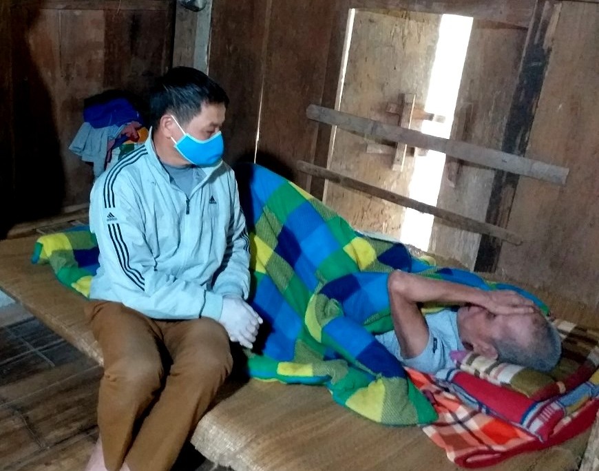 Trao qu&agrave; tận nơi cho th&agrave;nh vi&ecirc;n kh&oacute; khăn của tỉnh H&ograve;a B&igrave;nh