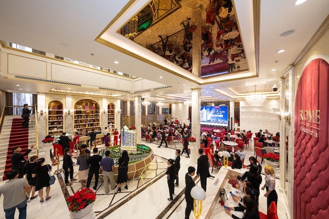Sảnh lễ t&acirc;n nh&agrave; mẫu Rome by Diamond Lotus đậm chất ho&agrave;ng gia tr&aacute;ng lệ