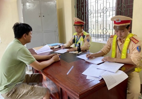 Nghệ An: Phát hiện xe giường nằm vận chuyển thịt chó mèo và nội tạng bốc mùi