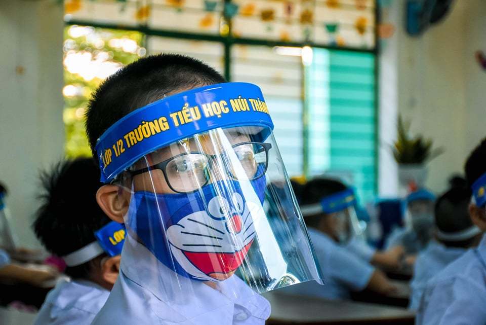 Theo Ph&oacute; Thủ tướng, việc đeo cả k&iacute;nh chắn bọt bắn v&agrave; khẩu trang ảnh hưởng đến t&acirc;m l&yacute;, sức khỏe của học sinh.