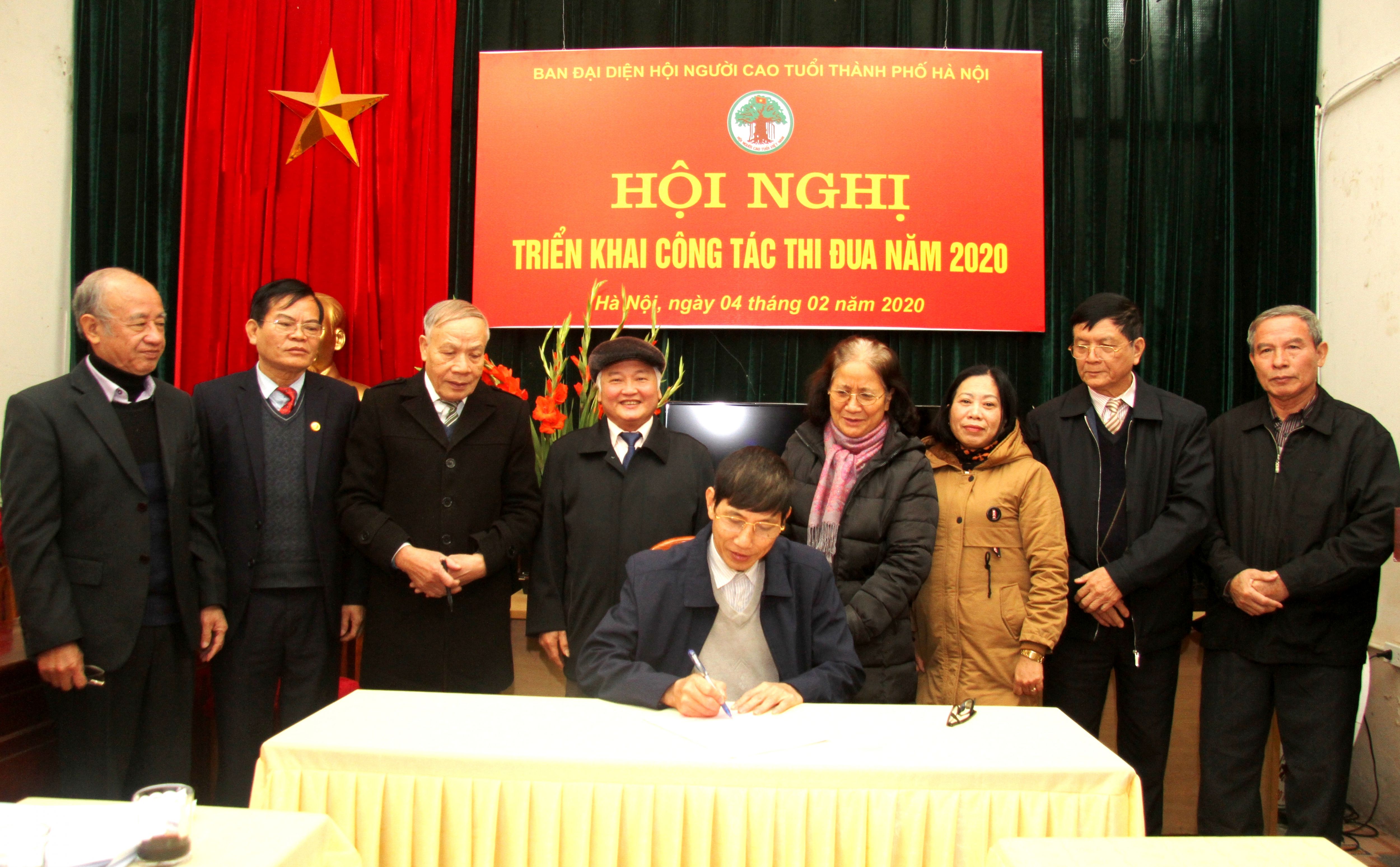 Hội NCT c&aacute;c huyện k&iacute; kết giao ước thi đua