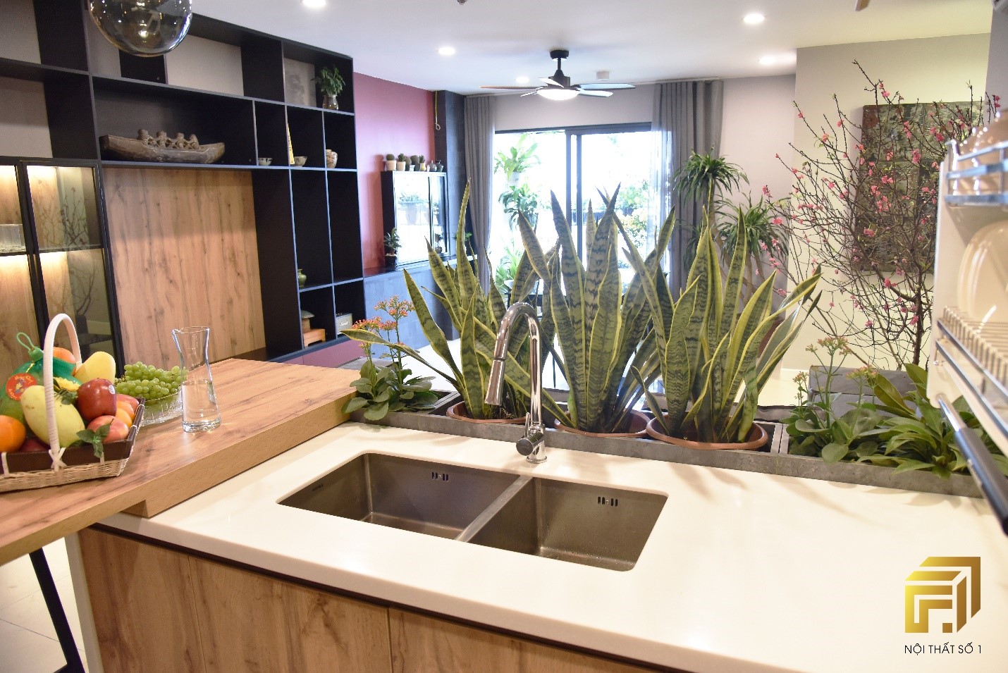 V&aacute;ch ngăn th&ocirc;ng minh bằng c&acirc;y cảnh giữa bếp v&agrave; ph&ograve;ng kh&aacute;ch tại căn hộ Kosmo T&acirc;y Hồ