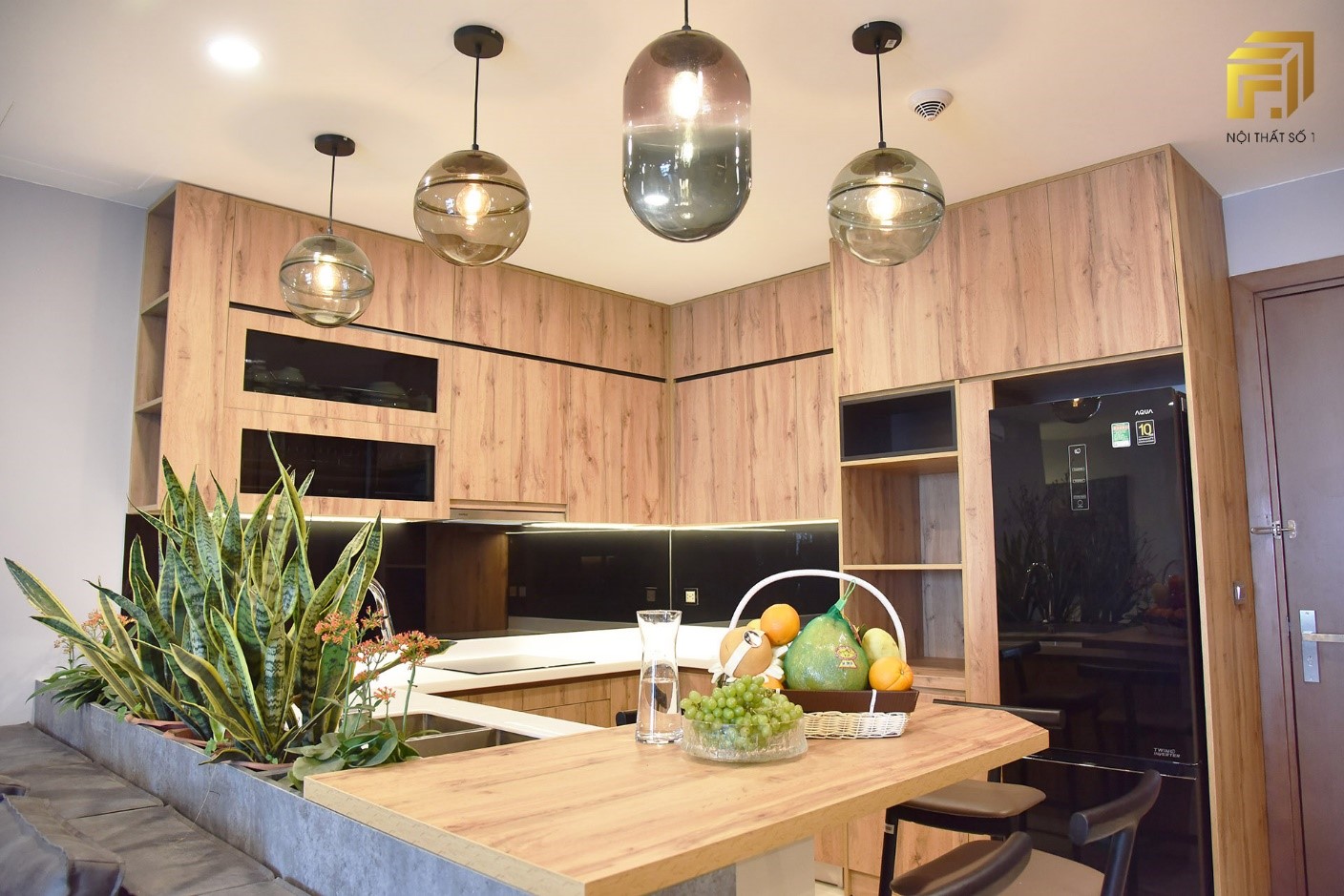 Nội thất gỗ với thiết kế đơn giản gi&uacute;p căn bếp th&ecirc;m phần rộng r&atilde;i m&agrave; vẫn đảm bảo sự ấm c&uacute;ng