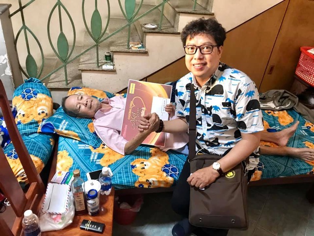 Ng&agrave;y 22/4, đạo diễn Thanh Hiệp đến thăm &ocirc;ng v&agrave; bức ảnh n&agrave;y l&agrave; bức ảnh cuối c&ugrave;ng anh chụp c&ugrave;ng &ocirc;ng.