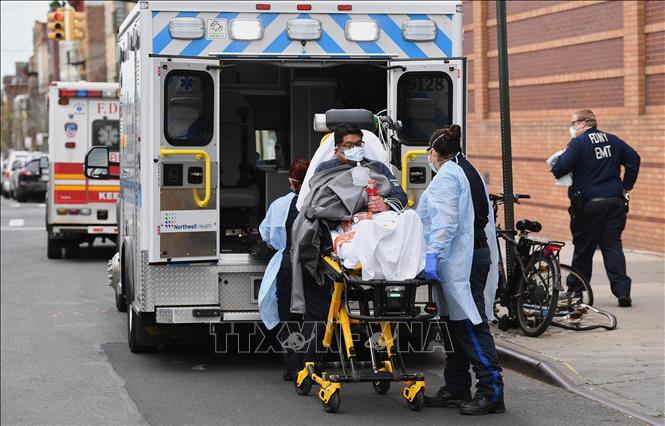 Nh&acirc;n vi&ecirc;n y tế chuyển bệnh nh&acirc;n nghi mắc COVID-19 v&agrave;o một bệnh viện ở New York, Mỹ ng&agrave;y 7/4/2020. Ảnh: AFP/TTXVN