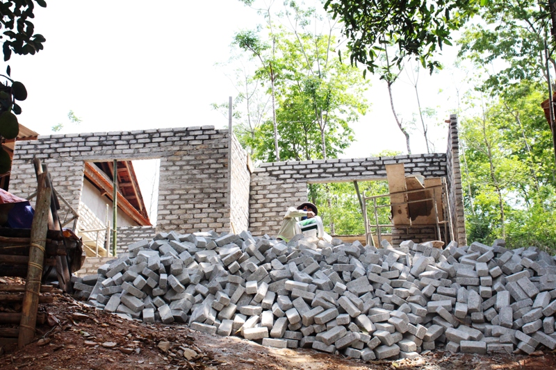 bằng nguồn t&agrave;i trợ k&ecirc;u gọi x&atilde; hội h&oacute;a, c&aacute;n bộ v&agrave; nh&acirc;n d&acirc;n X&aacute; Lượng đang khẩn trương ho&agrave;n th&agrave;nh ng&ocirc;i nh&agrave; mới khang trang đẹp đẽ cho gia đ&igrave;nh &ocirc;ng Lương Văn Đo&agrave;n