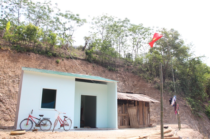 Gia đ&igrave;nh &ocirc;ng Lương Văn M&aacute;i ở bản Khe Ngậu đ&atilde; c&oacute; ng&ocirc;i nh&agrave; mới trong niềm vui đ&oacute;n x&atilde; đạt chuẩn N&ocirc;ng th&ocirc;n mới của x&atilde; nh&agrave;