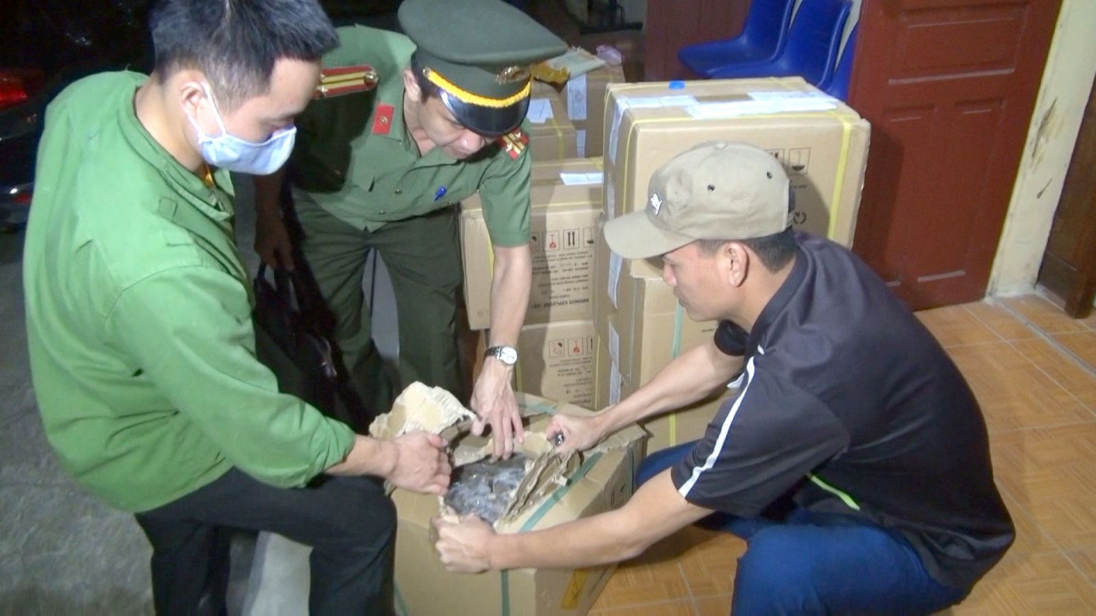 Lực lượng C&ocirc;ng an kiểm tra số thuốc nổ thu được