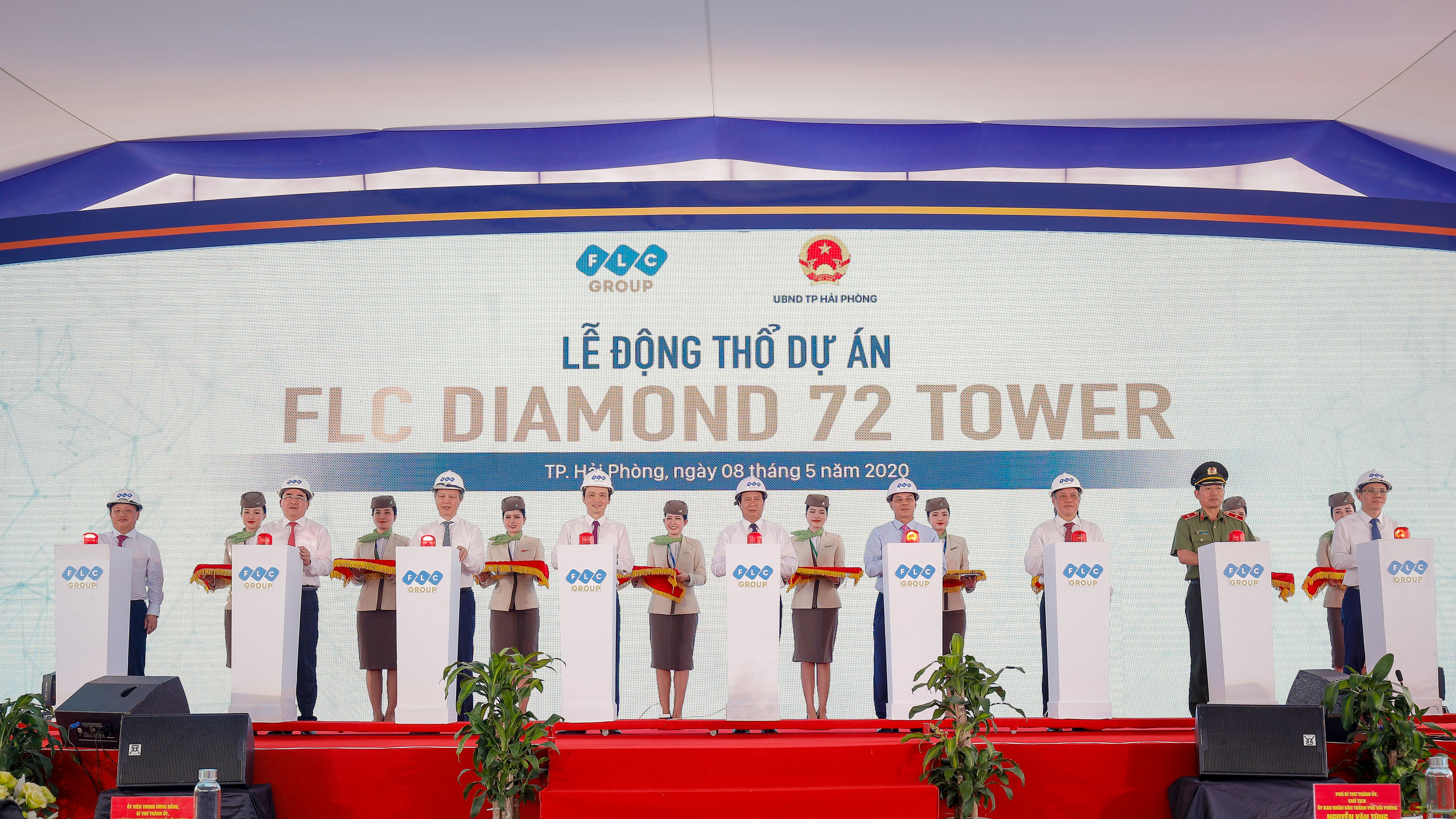 L&atilde;nh đạo TP Hải Ph&ograve;ng v&agrave; Tập đo&agrave;n FLC c&ugrave;ng c&aacute;c đại biểu nhấn n&uacute;t động thổ t&ograve;a nh&agrave; FLC Diamond 72 Tower