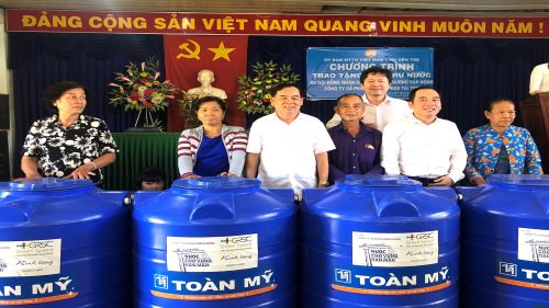  Tặng bồn trữ nước giúp người dân khó khăn vượt qua hạn mặn