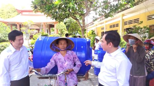  Tặng bồn trữ nước giúp người dân khó khăn vượt qua hạn mặn