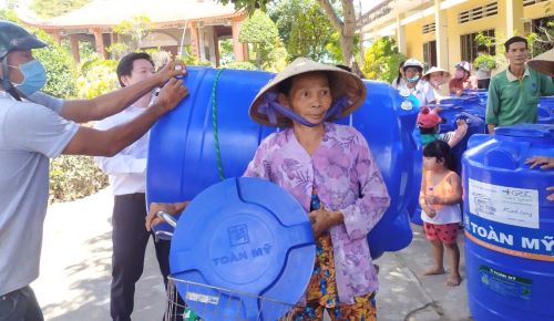  Tặng bồn trữ nước giúp người dân khó khăn vượt qua hạn mặn
