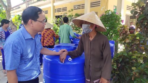  Tặng bồn trữ nước giúp người dân khó khăn vượt qua hạn mặn