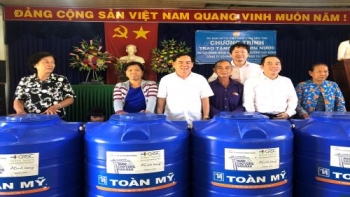  Tặng bồn trữ nước giúp người dân khó khăn vượt qua hạn mặn