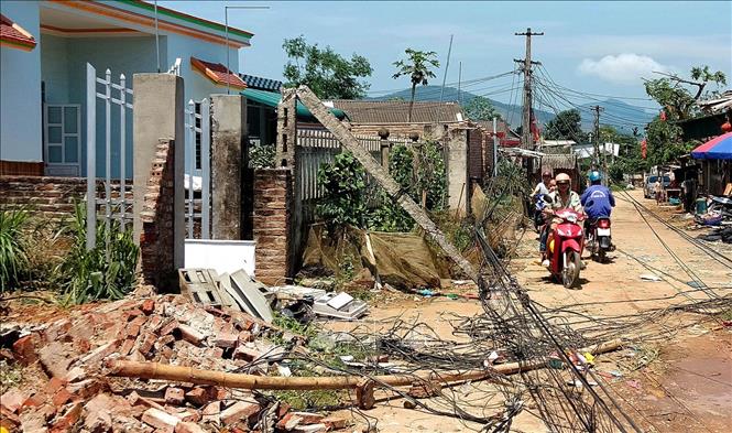 D&ocirc;ng lốc l&agrave;m nhiều gia đ&igrave;nh ở Ph&uacute; Thọ bị thiệt hại về t&agrave;i sản. Ảnh: Trung Ki&ecirc;n/TTXVN