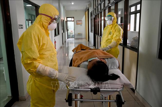 Nh&acirc;n vi&ecirc;n y tế chuyển bệnh nh&acirc;n nghi nhiễm COVID-19 tại bệnh viện Sanglah ở Denpasar, Indonesia ng&agrave;y 12/2/2020. Ảnh: TTXVN