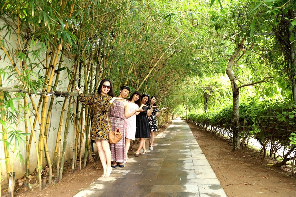 Con đường tr&uacute;c rợp b&oacute;ng c&acirc;y xanh m&aacute;t v&agrave; trải d&agrave;i t&iacute;t tắp l&agrave; một điểm đến v&ocirc; c&ugrave;ng l&atilde;ng mạn khiến ai cũng muốn gh&eacute; thăm v&agrave; lưu giữ những khu&ocirc;n h&igrave;nh xinh tươi (Ảnh: Hana Midori)