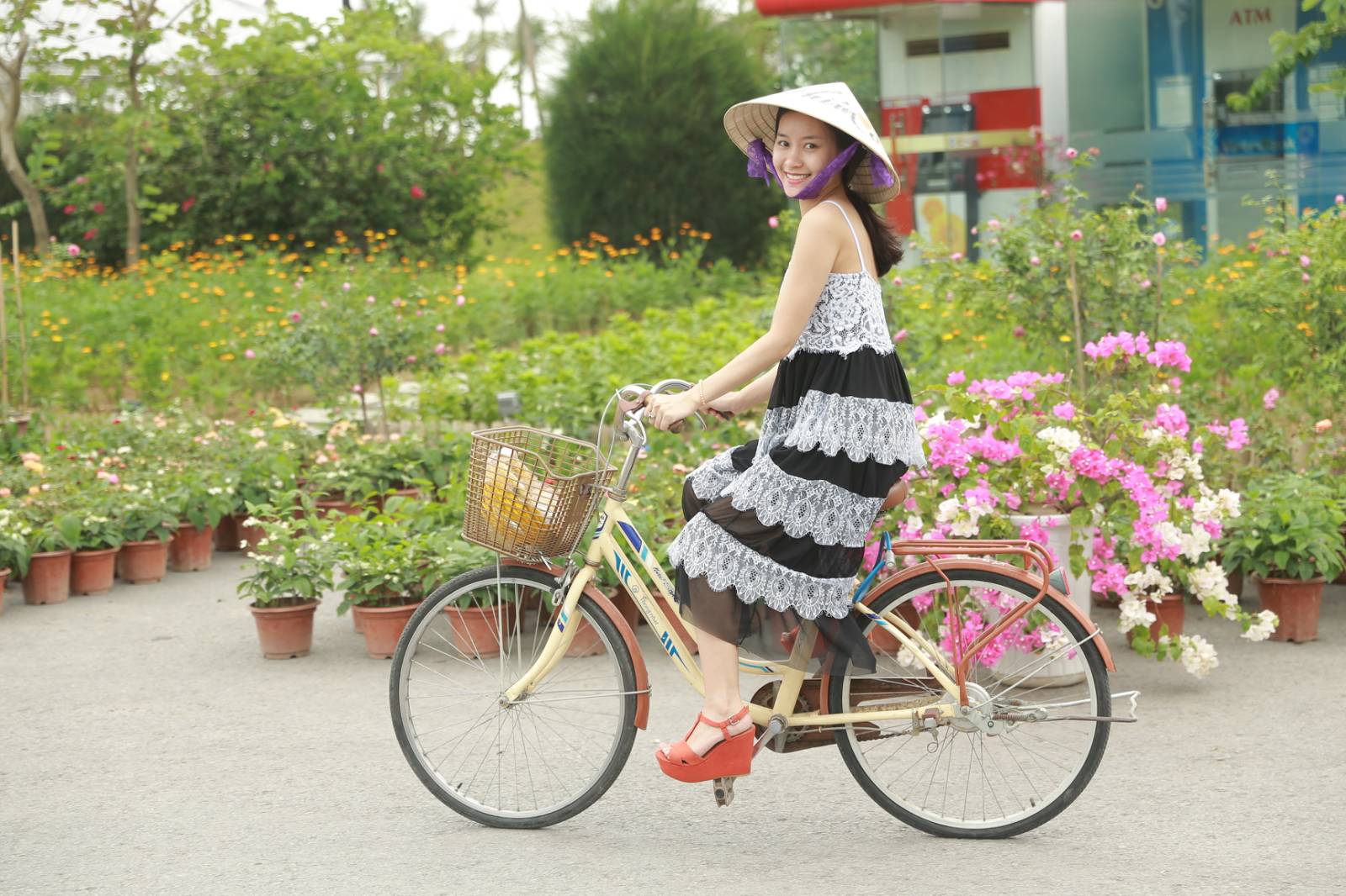 Mọi con đường, lối nhỏ trong resort đều ngập tr&agrave;n hương sắc thi&ecirc;n nhi&ecirc;n mang lại cảm x&uacute;c an y&ecirc;n, tự tại cho t&acirc;m hồn trẻ (Ảnh: Th&ugrave;y Chi)