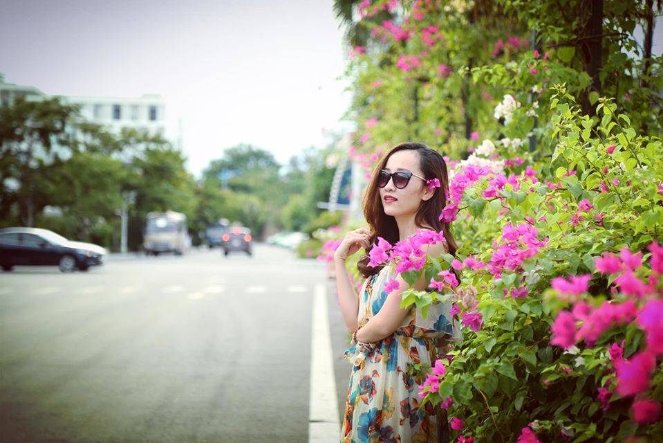 Nơi đ&acirc;y c&ograve;n được mệnh danh l&agrave; &ldquo;xứ sở&rdquo; của hoa giấy quanh năm khoe sắc, tạo n&ecirc;n những background sống ảo xịn s&ograve; khiến bất cứ bạn trẻ n&agrave;o tới đ&acirc;y cũng kh&ocirc;ng thể bỏ qua. (Thao Tran, Ninh Loan)