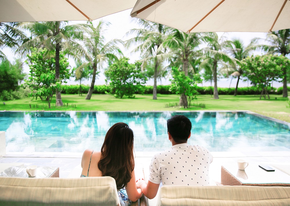 Những chiếc ghế tựa &ecirc;m &aacute;i được đặt ngay s&aacute;t b&ecirc;n bể bơi trong mỗi villa FLC Luxury Resort Samson hướng ra biển thơ mộng. Bước ra hi&ecirc;n nh&agrave;, du kh&aacute;ch c&oacute; thể h&ograve;a m&igrave;nh v&agrave;o l&agrave;n nước trong xanh v&agrave; tận hưởng sự l&atilde;ng mạn, ri&ecirc;ng tư tuyệt đối. (Ảnh: Ph&uacute;c Hưng)