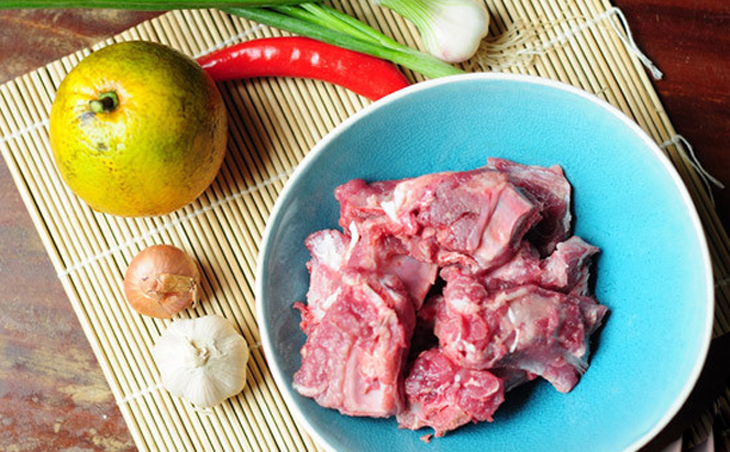Nguy&ecirc;n liệu cho m&oacute;n sườn sốt cam. Ảnh minh họa