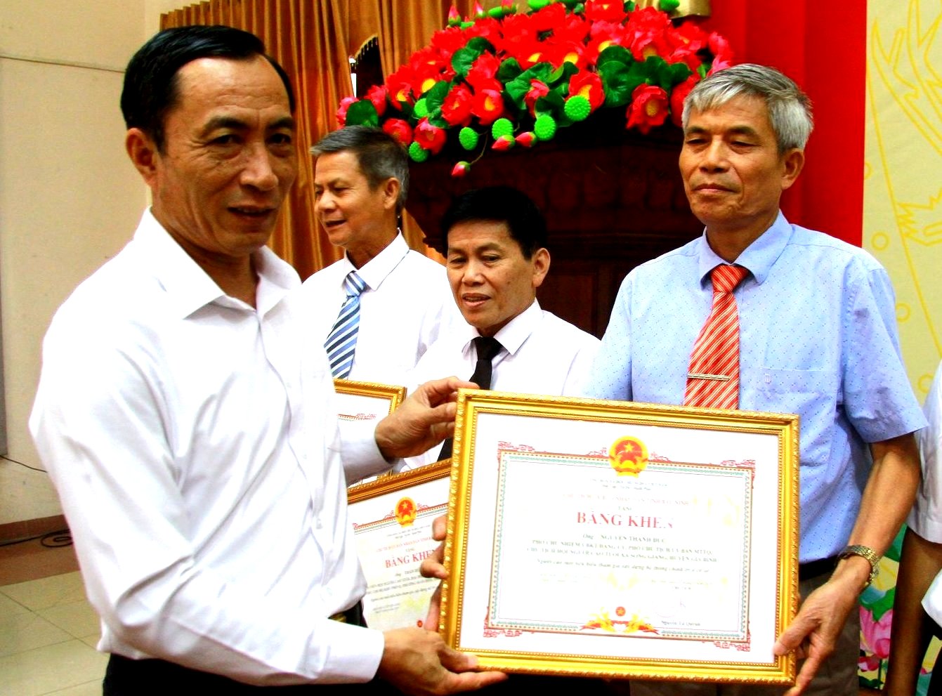 L&atilde;nh đạo tỉnh Bắc Ninh trao Bằng khen UBND tỉnh cho NCT ti&ecirc;u biểu