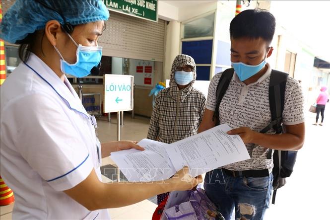 Khu vực khai b&aacute;o y tế đối với bệnh nh&acirc;n v&agrave; người nh&agrave; khi đến Bệnh viện Bạch Mai.