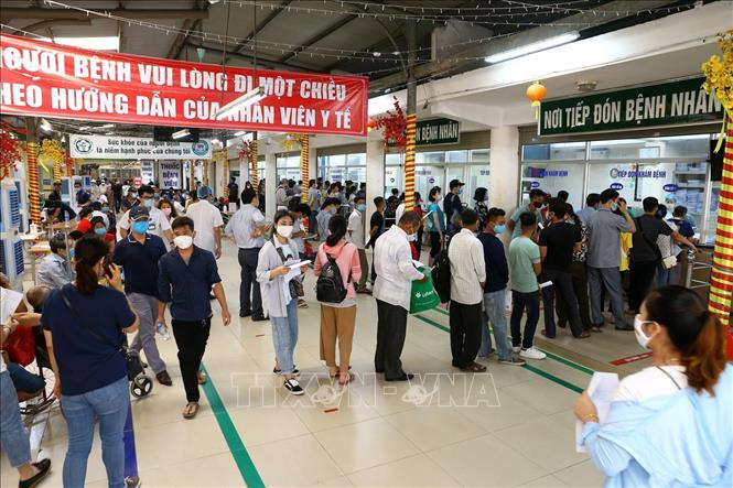 Ng&agrave;y đầu Bệnh viện Bạch Mai trở lại hoạt động b&igrave;nh thưởng, rất đ&ocirc;ng người xếp h&agrave;ng l&agrave;m thủ tục kh&aacute;m bệnh.