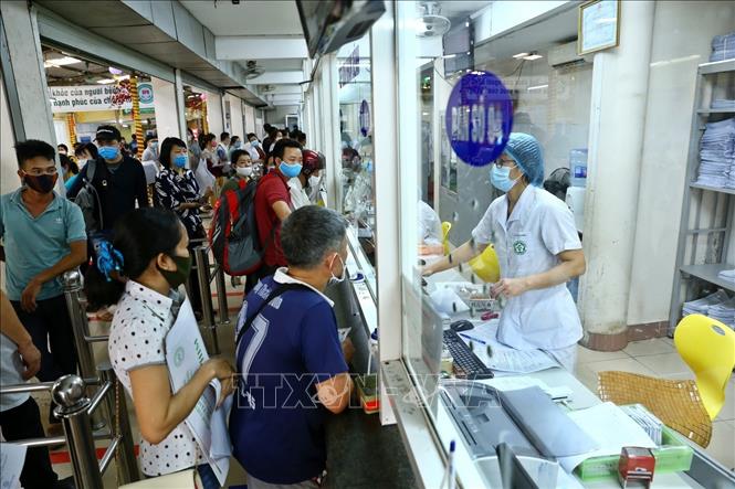 Khu vực l&agrave;m thủ tục đăng k&yacute; kh&aacute;m bệnh tại Bệnh viện Bạch Mai s&aacute;ng 11/5/2020.