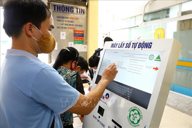 Song song với việc khai b&aacute;o y tế th&ocirc;ng thường, tại khu vực khai b&aacute;o c&oacute; đặt m&aacute;y khai b&aacute;o y tế điện tử.