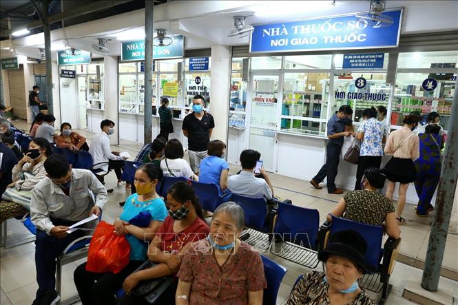 Người d&acirc;n chờ lấy thuốc tại quầy thuốc bệnh viện (ảnh chụp s&aacute;ng 11/5/2020).