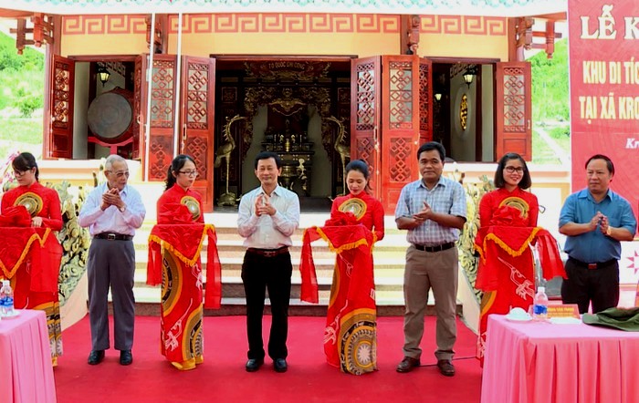 L&atilde;nh đạo chủ chốt của tỉnh Gia Lai cắt băng kh&aacute;nh th&agrave;nh Di t&iacute;ch lịch sử căn cứ địa Khu 10
