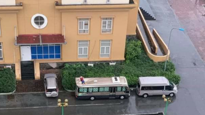 Người đàn ông rơi từ chung cư xuống nóc xe khách tử vong, tìm thấy lá thư tuyệt mệnh