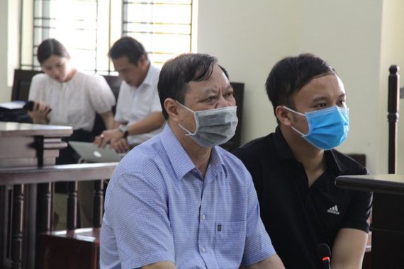 &Ocirc;ng Nguyễn Ch&iacute; Phương, cựu Trưởng C&ocirc;ng an TP Thanh H&oacute;a (&aacute;o xanh) trong buổi x&eacute;t xử sơ thẩm