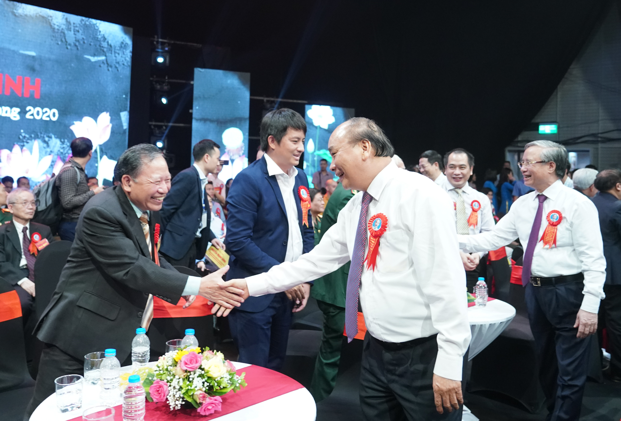 Thủ tướng Nguyễn Xu&acirc;n Ph&uacute;c v&agrave; c&aacute;c đại biểu dự chương tr&igrave;nh. ẢNh: VGP/Quang Hiếu