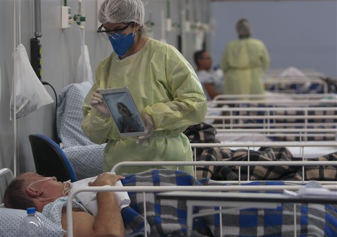 Bệnh nh&acirc;n nhiễm COVID-19 điều trị tại bệnh viện ở Sao Paulo, Brazil, ng&agrave;y 11/5/2020. Ảnh: AFP/TTXVN