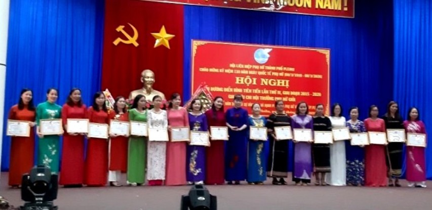 B&agrave; Mai Thị Lượng (thứ 4 từ tr&aacute;i sang) nhận Giấy khen của Hội Phụ nữ TP Pleiku.