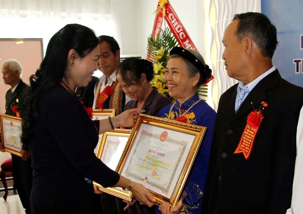 Khen thưởng NCT l&agrave;m kinh tế giỏi tỉnh Gia Lai