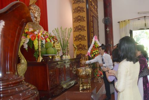 Lễ báo công dâng Bác